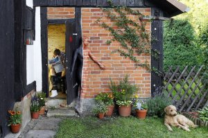 его бы энергию, да в мирное русло, хернёй страдает...
к чему там этот читатель на заднем плане?...