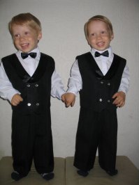 Это мои старшие когда мелкими были . До сих пор слышу фразу " А как вы их различаете ? "