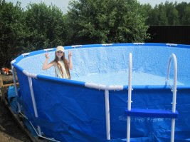 Вообще-то это какие-то очередные глупые мечты. :) Вообще все друзья и знакомые и родственники и их друзья объехали по полмира - проживая в глубинке, в Сибири, в городе меньше 900 000 человек. .  Не пиши того, о чем понятия не имеешь.  .
Да и на даче можно прекрасно отдохнуть. 
А еще есть Алтай, ХАкассия, Тыва, Дальний восток, где отдых равен и даже дороже чем поездки по заграницам. Но и там народу куча.