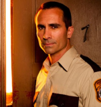 Сам 1970 г/р. Все его фильмы пересматривал в кинотеатрах раз по пятьдесят.
А недавно посмотрел сериал "Мотель Бейтсов" и все мучился кого мне шериф Ромеро напоминает? Теперь понял...