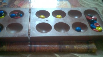 настольгия!
у меня в детстве похожая была. из белого пластика и вместо камней были железные шарики как от подшипника 8-10мм примерно. 
друг на днюху подарил, он фанатом был всяких игр типа "го"