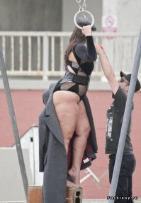 Только недавно в соседней теме все хвалили Эшли Грэм. Я, честно, не могу понять, за что её и других хвалить? Если бы было все подтянуто- то да. Но это обычные женщины. Эшли Грэм на съемках , без фотошопа