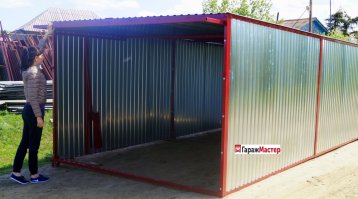 Видно, что автор - парень рукастый.
 Я одного понять не могу: отчего наши парни, обладая высокой квалификацией, делают работу, для которой хватит и низкой?
 Поясню свою мысль:
 1. Старый гараж сдать в чермет.  8100 руб/тонна, за этот гараж, скажем, три тыщи дадут.
 2. Купить новый гараж, пошире, чтобы жопой стенки не обтирать. Благо до соседа место есть.  от 25000 руб б/у, а новый, ШИКАРНЫЙ, 6х3.2х2.1 58000р доставляют и собирают бесплатно.
 3. Не покупать профнастил за 250 руб/кв и трубу по 90 руб/м, (скажем тыщ десять у него вышло с досками, краской и кисточками), а взять халтурку (калым, объект) и за пару-тройку недель, с его-то талантами, поднять эти (58000-3000-10000) 45000 тыщ.
 4. Как результат, занимаясь своим делом, поимел бы новый гараж а не восстановленный старый.