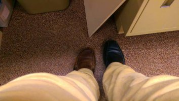 сука и не переобуешься дома такая же пара осталась