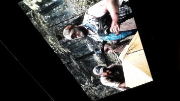 Шедевр черного юмора фильм: "Убойные каникулы". Про студентиков убивающих себя по все делянке!!!