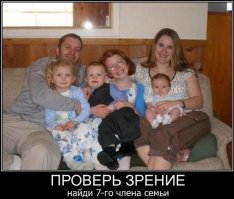 Он стоит с фотоаппаратом