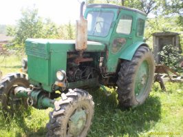 приехал мужик в деревню на крутом джипе. 
хвастается :"крутая тачка - лошадей под капотом не меряно.."
Дядя Вася в ответ: "Х.е.рня твой жип.. я своей "сороковкой" утащу его куда хож..."
Поспорили на ящик водки - 
прицепили джип к трактору , по сигналу тянут.
джип ревет ,колесами землю роет. а трактор тронулся и поехал .
Х.у.ле  ему, он везсь день плуги таскал - что ему джип ))))