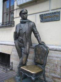 В Питере  стоит памятник Остапу Бендеру  (ул. Итальянская, 4)