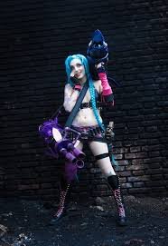 думаю что Джинкс из League of Legends была создана явно с Харли Квинн