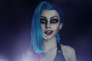 думаю что Джинкс из League of Legends была создана явно с Харли Квинн