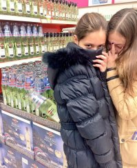 аффтар не в курсе, что гражданина нельзя принудить к покупке той вещи, которая ему не нужна?  
или аффтар не в курсе, что в том, что упал товар, установленный в магазине, виноват только магазин? 
деффкам пофику, если не дуры..  магазин отвечает за то, как стоит товар, если они сделали это не специально.  махнул курткой, случайно зацепил - является проблемой магазина
УЧИТЕ свои права и посылайте ублюдочных охранников в очЬко...