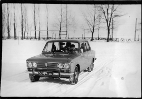 то чувство когда машина в семье на 5 лет больше, чем ты... На фотках мой старший брат в детстве и сейчас. Я младшенький, и мне 35:)