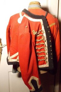 Заинтересовало четыре рукава мундира... Узнал, что был полковник конным егерем... И сверху мундира ментик, который и гусары носили...
Помните "Гусарскую балладу"?