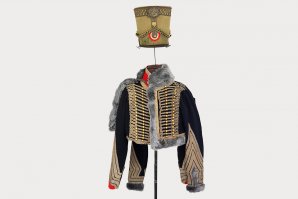 Заинтересовало четыре рукава мундира... Узнал, что был полковник конным егерем... И сверху мундира ментик, который и гусары носили...
Помните "Гусарскую балладу"?