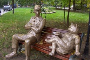 Памятник Коту-Бегемоту и Коровьеву.
Москва,  во дворе дома №13 по улице Советской Армии