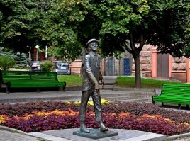 Памятники персонажам  кинофильмов