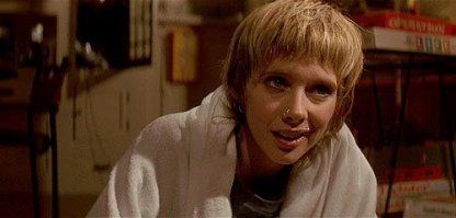 Криминальное Чтиво
"У меня пирсинг в восемнадцати местах и все проколото иголкой. По пять в ушах, в левом соске, одна пока, две в правой ноздре, одна в левой брови, одна в пупке, одна в губе, одна в клиторе и ещё штанга в языке.
— Прошу прощения. Просто любопытно. Зачем в языке штанга? 
— Сексуально. Помогает при минете"
Как то так...