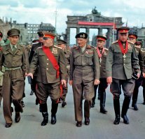 Глядя на это фото, даже несведущий в истории человек может сказать, кто победил во второй мировой войне