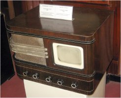 Первый телевизор в СССР, выпускаллся артелью частников в 1939 году. 
Регулярное телевещание в СССР начато 10 марта 1939 года.