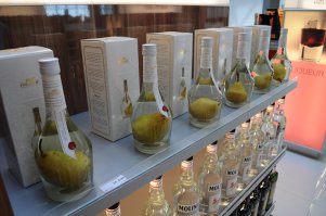 Самое приятное и необычное, что мне попадалось- груша в бутылке с крепким алкоголем.
