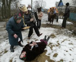 Тёщу хоронили, гармонь порвали.