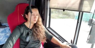 зовут Юлия Лазарева. у нее канал на ютубе. работает дальнобойщицей. ездит сейчас на скании.