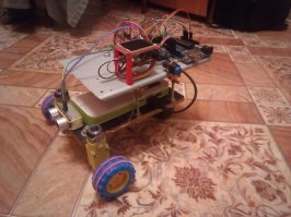 вот мой робот: робик. 
Базовая платой arduino uno
Управление по вайфай через плату ESP8266