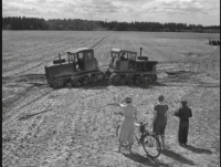 Напомнило - 
1957-й год. Фильм "Дело было в Пенькове".