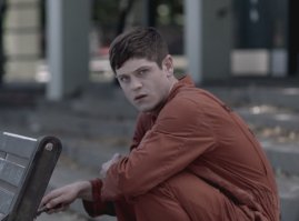 Отличный актёр, видела его в другом сериале: "Отбросы", до "игр". Играет просто круто.