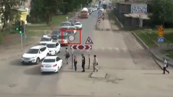 Там вообще знак "Движение запрещено"