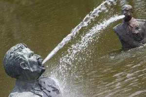 Поэтические и изящные скульптуры, дополненные струями воды