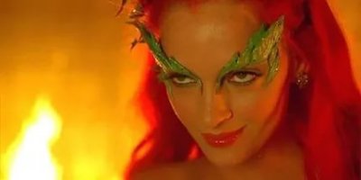 Пользователи Твиттера прикалываются над фото девушки, которой в глаза попал ядовитый плющ