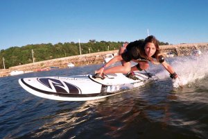 Нашел эту доску. Можно найти по запросу "доска для серфинга с мотором".

Ценник примерно 45000 и больше в розницу.