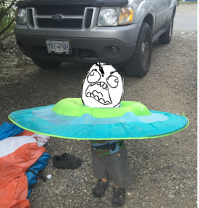 Малыш с надувным плотом на голове порвал интернет!