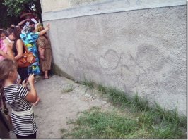 Как хохлы на обоссаной стене клуба лик Богородицы увидели. И целовали...