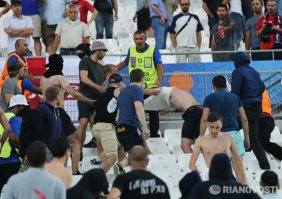 вот сакс дарит нашим ребятам футболку в знак уважения!