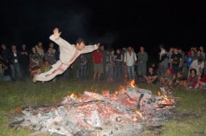 А вот про ожоги не факт. Я сам так прыгал, да и куча углей поболе была.