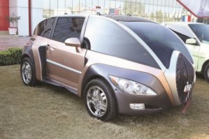 Что ЭТО?!))детские элетромашинки?На так называемом "Бугати",решетка радиатора как с деревенского туалета,сердечком сделана,забавно))вот это как ниже сказали,реальный шедевр)))))