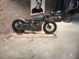 Из Явы западные мотокастомайзеры любят кастомы лепить под классику. Вот такой вот увидел, слепили из Явы и КТМ