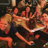 Здесь куда смотреть? на засвет титьки, подложенную салфетку под ножку стола, что бы не шатался или на сабакена?