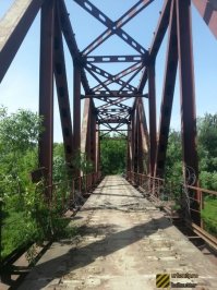 Англия, Канада, США!!! Ну да, кто же кроме представителей этих стран умеет придумывать себе небылицы и героев...

У нас вон тоже есть мостики заброшенные, ничего паранормального, просто потому что не привыкли выдумывать себе историю.