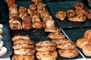 Там что, булочки вместо мака мухами обсыпают?