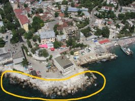 О-о-о, а эти кубики я помню. Между Массандровским пляжем и Морвокзалом. В 1977-ом я там впервые с маской и ластами учился нырять.