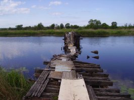 Бывший автомобильный мост над хапака гравис - Рига. На данны момент от него остались только сваи.