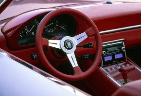 Пародия на "Бугатти" это русская "Сurara", а то что показали Вы - это индийский конструктор "ЛЕГО"