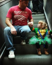 Вот не думает папка, что дочкину юбку эскалатором «зажевать» может.