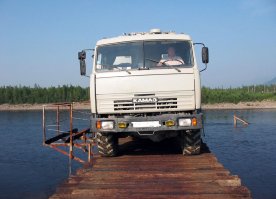 Вот жуткий мост. р.Витим, р.Саха (Якутия). И на каждом километре этой трассы погибших сотни лежат. А то что в посте ерунда какая то. :)