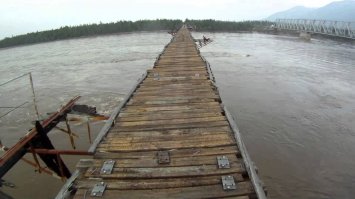 Вот жуткий мост. р.Витим, р.Саха (Якутия). И на каждом километре этой трассы погибших сотни лежат. А то что в посте ерунда какая то. :)