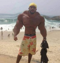 Он прокачался так сильно, что когда напрягается искривляет пространство-время.