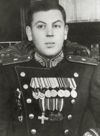 Василий Сталин
Был арестован 28 апреля 1953 года и обвинён в клеветнических заявлениях, направленных на дискредитацию руководителей коммунистической партии. Кроме того, в ходе следствия его обвинили в злоупотреблении служебным положением, рукоприкладстве, интригах, в результате которых погибли люди. Во время следствия Василий дал признательные показания по всем, даже самым нелепым пунктам обвинения. Следствие длилось 2,5 года. Всё это время он был под стражей. Василия Сталина приговорили к 8 годам тюрьмы за «антисоветскую пропаганду» (статья 58-10 УК) и злоупотребление служебным положением (статья 193-17 УК).